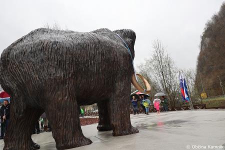 Dobrodošel mamut v Kamniku je dobil svoje mesto bronasti mamut v naravni velikosti, ki stoji v Mamutovem parku (41)